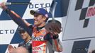 Márquez gana en San Marino, se acerca al título y 'dedica' la victoria a Rossi