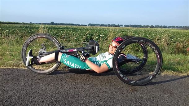 Ione Basterra en su bicicleta de handbike