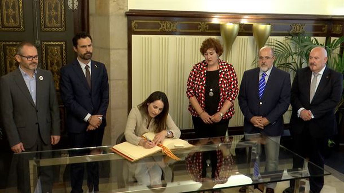 Los miembros de la mesa del Parlamento Vasco en el Parlament de Cataluña