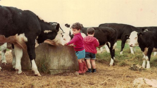 Joseba Attard de txiki entre vacas Joseba Attard