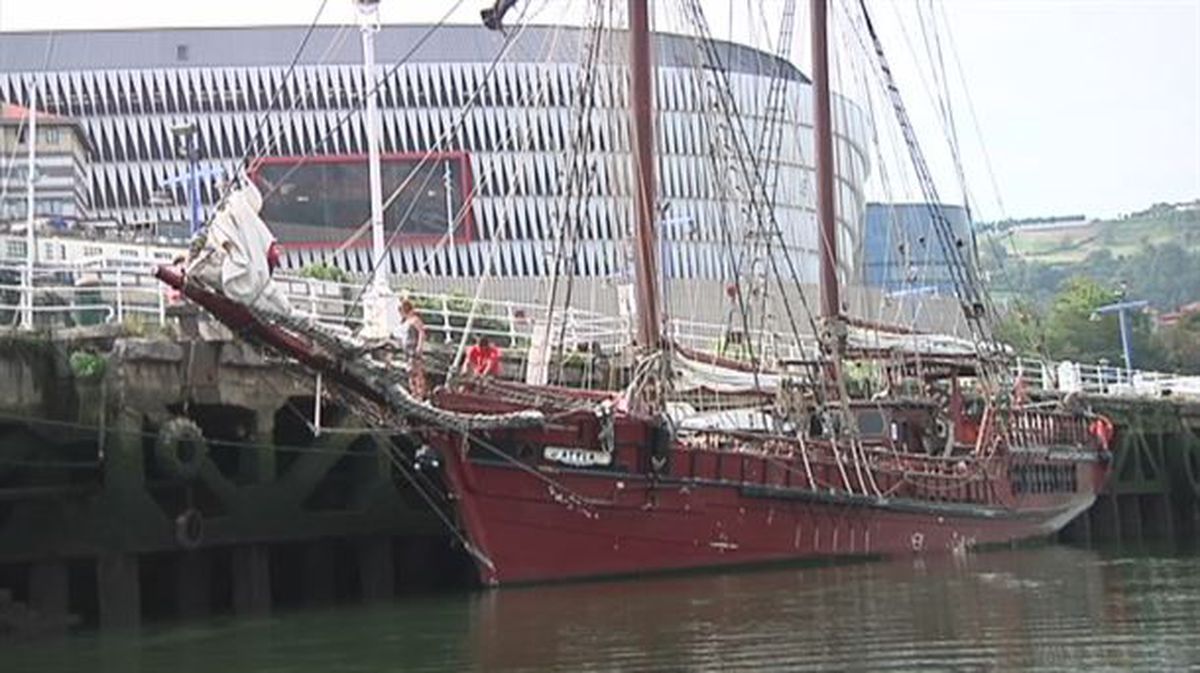 El barco escuela Atyla atraca en el Museo Marítimo de Bilbao.