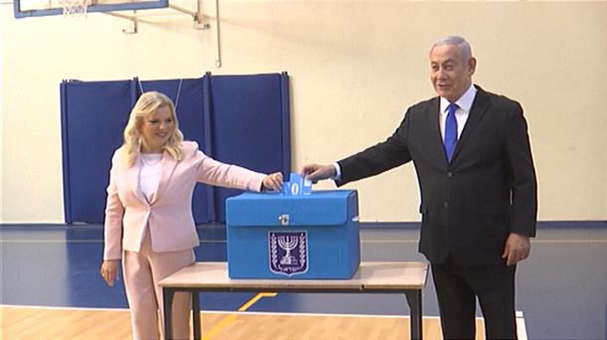 Un ciudadano israelí deposita su voto en una urna electoral