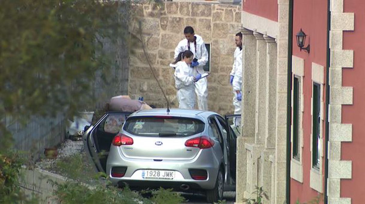 La Policía trabajando en el lugar del triple crimen machista, en Pontevedra