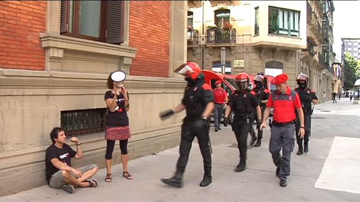 Ocho sindicalistas de LAB se han encadenado a las verjas de las ventanas 