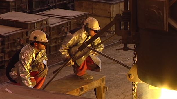 Dos trabajadores de la industria, en su puesto de trabajo