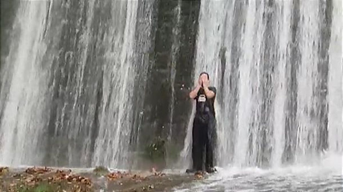 Vídeo viral 2019: Un joven se 'ducha' bajo una cascada de agua en la Cuesta de Labrit