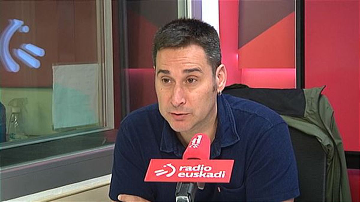 Iker Casanova, EH Bilduko legebiltzarkidea Radio Euskadin.
