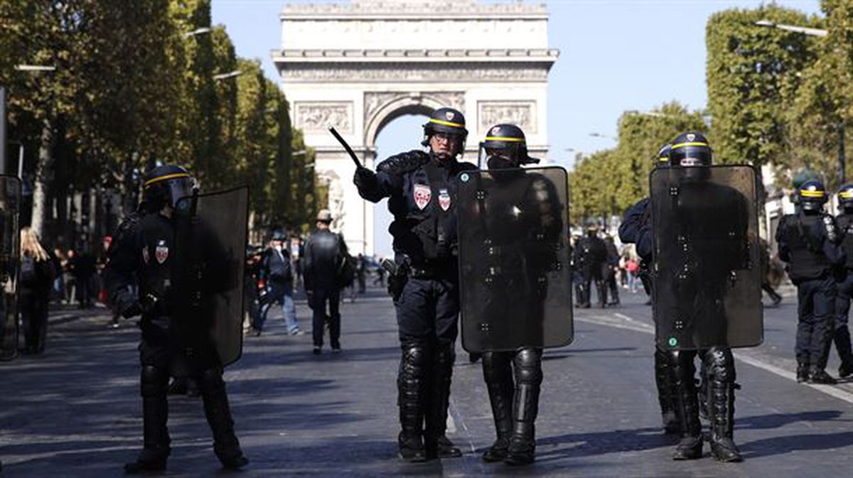 Policías vigilan las inmediaciones del Arco del Triunfo