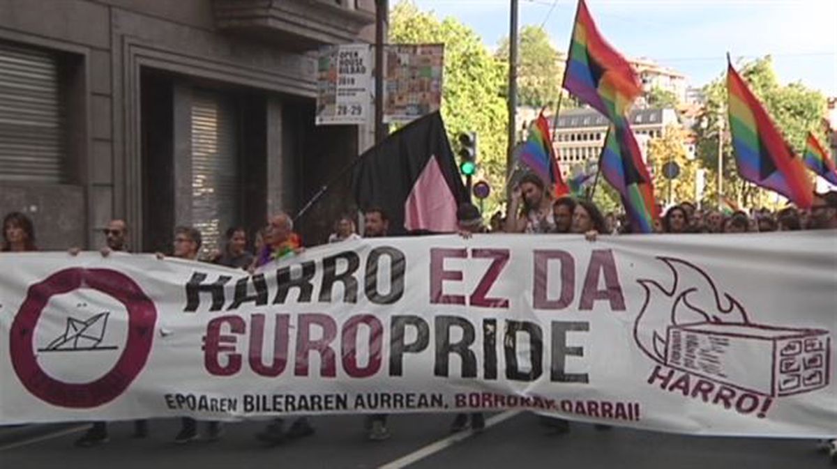 Ehunka pertsonak EuroPride jaialdiaren aurka protesta egin dute Bilbon.