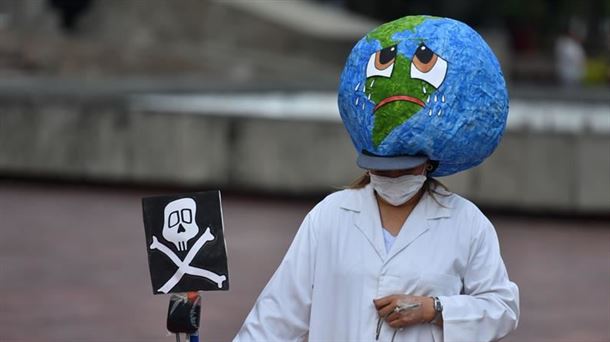 Una persona protesta contra el cambio climático. Foto de archivo: EFE