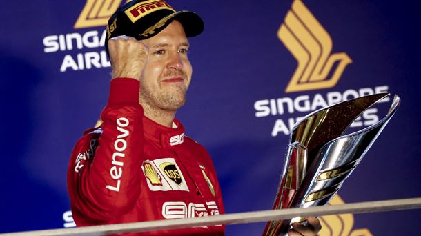 Sebastian Vettel, Singapurren lortutako garaipena ospatzen. Artxiboko irudia: EFE