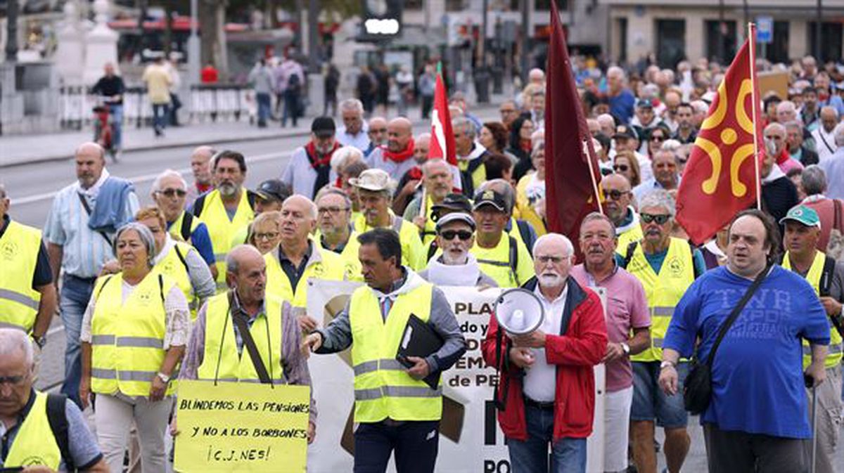 El grupo de pensionistas ha iniciado su marcha desde el Teatro Arriaga de Bilbao.