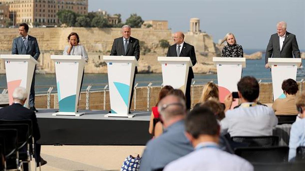 Los ministros escenifican el acuerto migratorio en Malta. Foto: Efe