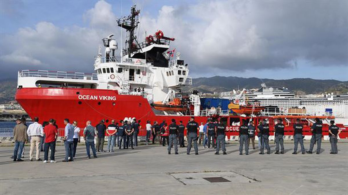 La Policía siciliana aguarda al desembarco del Ocean Viking, este martes