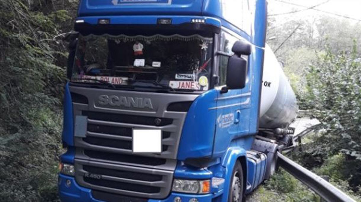Un camión se queda atrapado en un camino rural de Sondika por utilizar el GPS