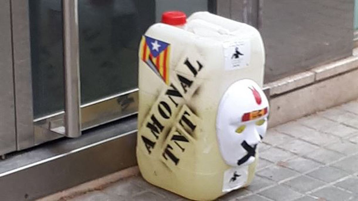 Bidon lleno de líquido y con la inscripción TNT que simula un artefacto, en Barcelona. @Podem_cat