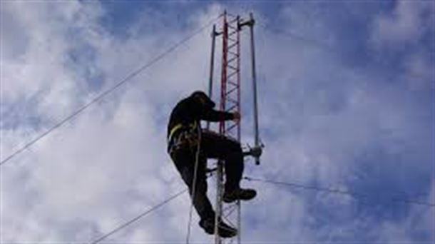 Reparacion de una antena de televisión                                                            