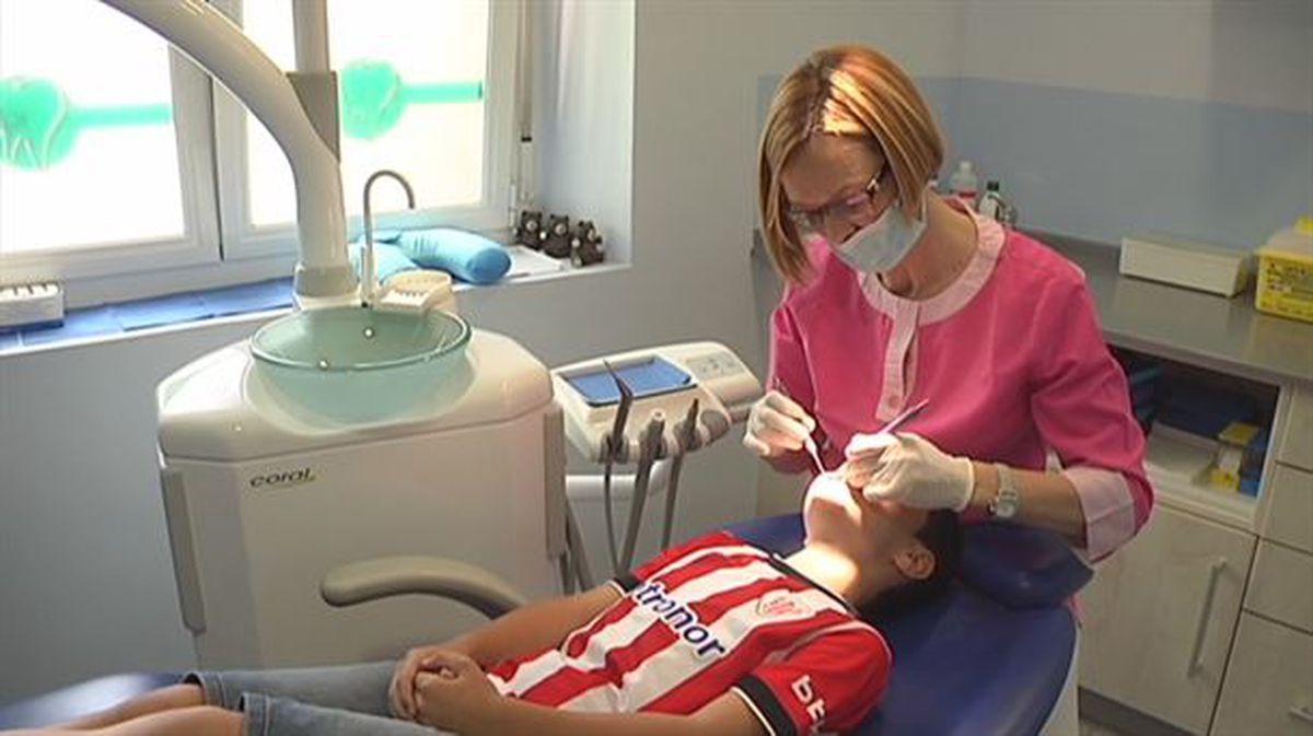 Mutiko bat dentistaren kontsultan, ahoan errebisioa eginez