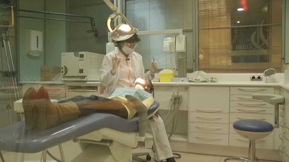 Una niña en la consulta de una dentista