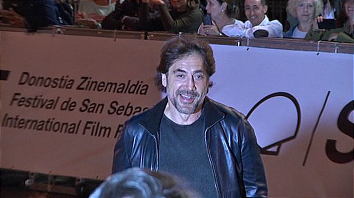 Javier Bardem, a su llegada a San Sebastián. Foto obtenida de un vídeo emitido en EiTB