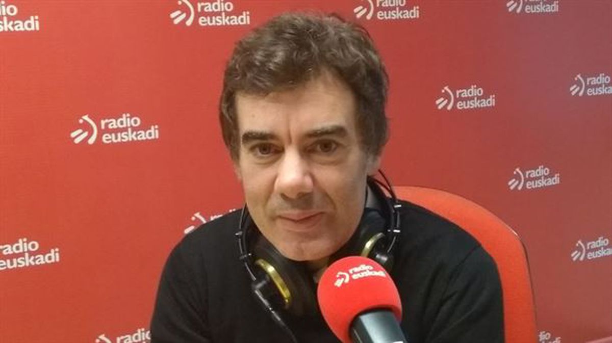 Eduardo Santos Radio Euskadiko estudioan, artxiboko irudi batean.