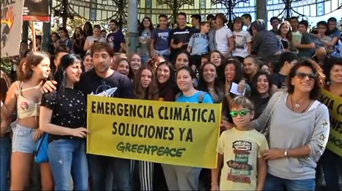 Javier Bardem, con los estudiantes de San Sebastián en la protesta por el clima