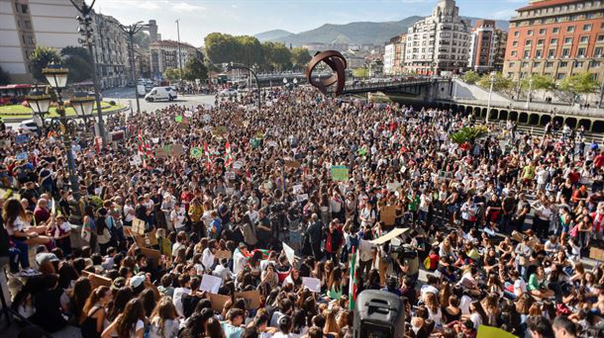Masivas movilizaciones en las capitales vascas contra el cambio climático