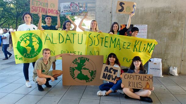 Miembros de Fridays for Future de Euskadi, posan con las pancartas que acaban de diseñar.