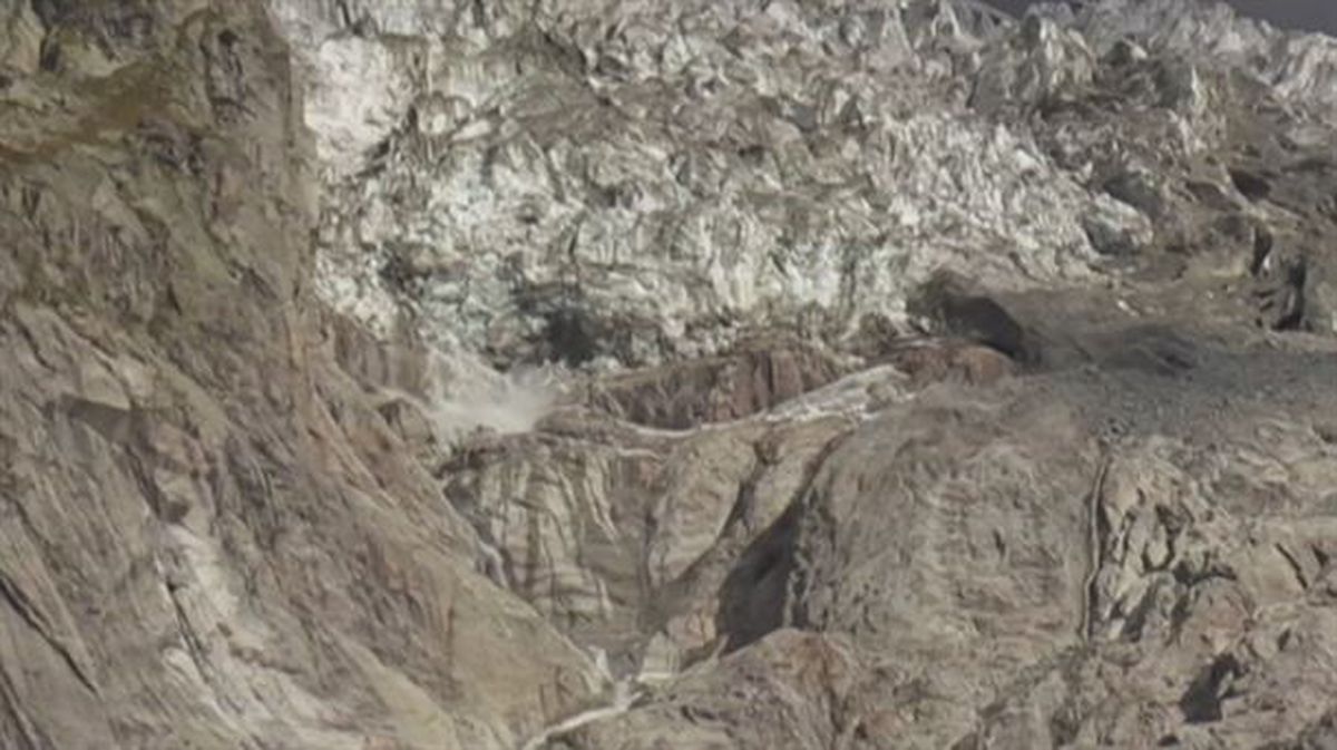 Un glaciar del Mont Blanc se derrite y corre peligro de derrumbarse. Foto: EiTB