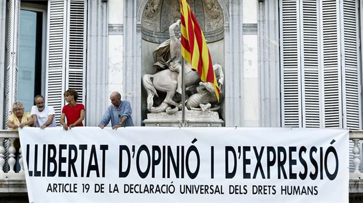 Pancarta con un mensaje en defensa de la libertad de expresión en el Palau de la Generalitat. EFE