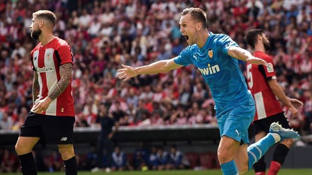 El jugador del Valencia Cheryshev celebra el gol con Yeray de fondo