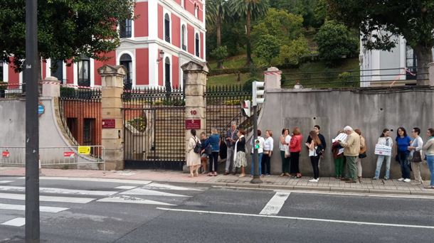 Cavako etxe gorriaren atarian ilada jauregia ikusteko 