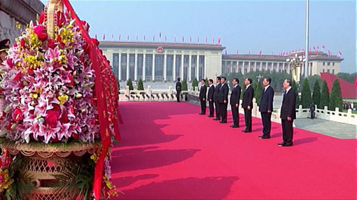 Ofrenda floral en la plaza de Tiananmen