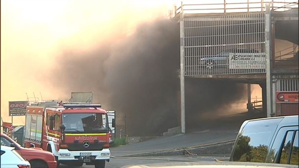 Incendio en varias empresas de Etxebarri (Bizkaia). Foto: EiTB