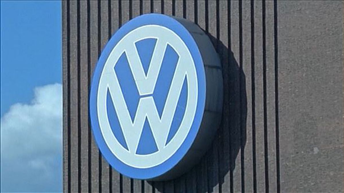 Volkswagen enpresaren logoa. EITB Mediaren bideo batetik hartutako irudia.