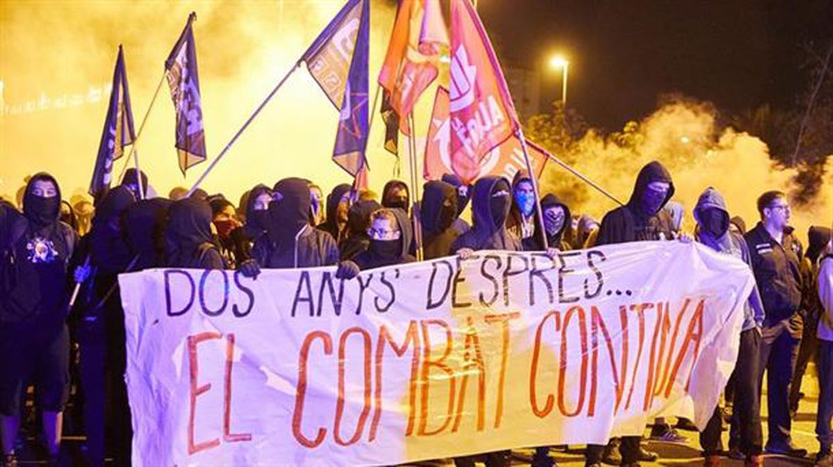 Unas 300 personas se concentran ante el cuartel de la Guardia Civil de Girona