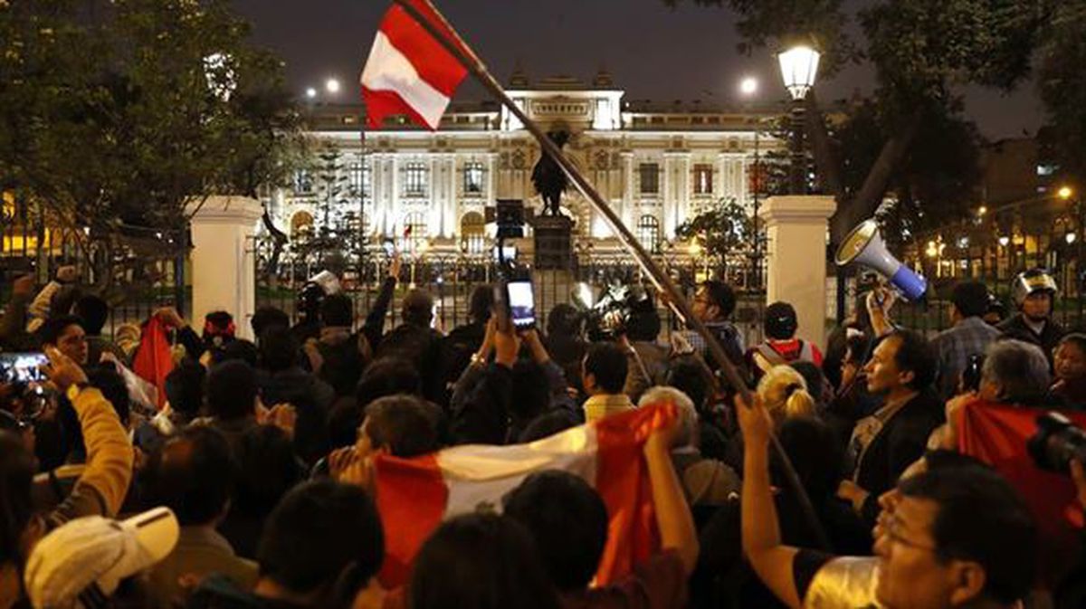 Protesta ciudadana ante el Congreso peruano