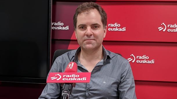 Galder Gaztelu-Urrutia en los estudios de Radio Euskadi