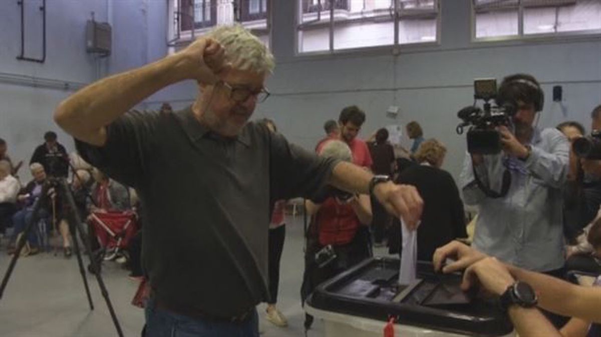 Un ciudadano catalán vota en el referéndum del 1 de octubre de 2017