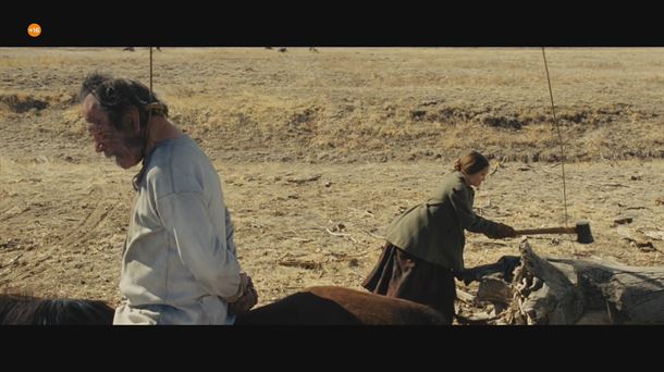 Tommy Lee Jones y Hillary Swank en un fotograma del western 'Deuda de honor' ('The Homesman')