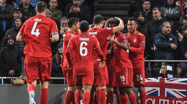 Jugadores del Bayern celebran uno de los goles de la noche