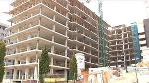 Langile bat hil da eraikin batetik behera erorita, Burlatan