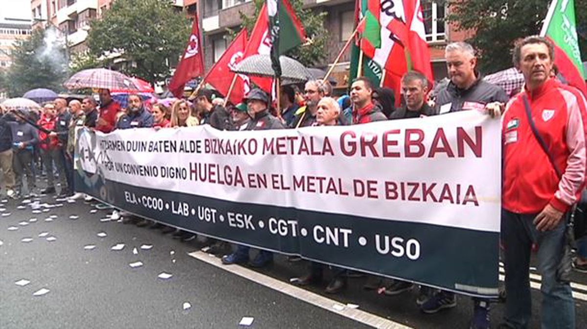 La manifestación de Bilbao ha recorrido el centro de la capital vizcaína. Foto: EFE.