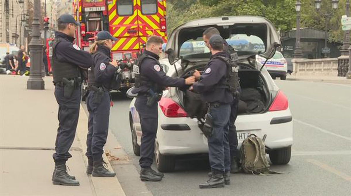 Policías franceses tras el asesinato de cuatro compañeros en París. Foto: EITB