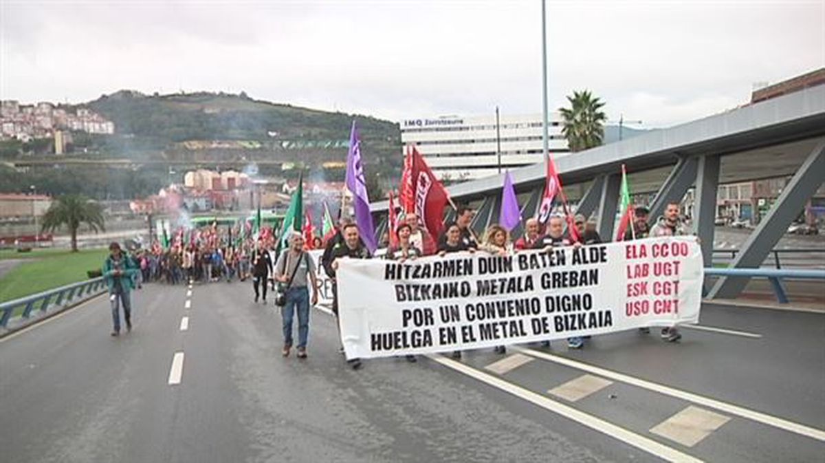 Cabecera de la manifestación en el puente Euskalduna. Imagen obtenida de un vídeo de EiTB.