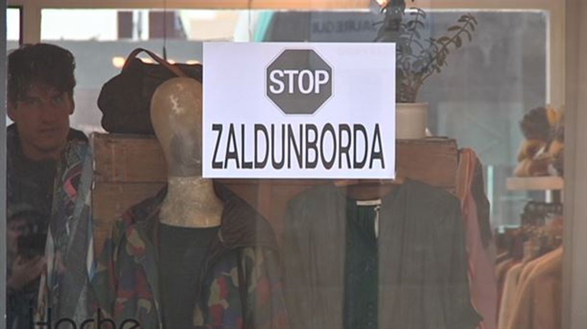 Un cartel de protesta colocado en un comercio de Hondarribia (Gipuzkoa). Imagen: EiTB