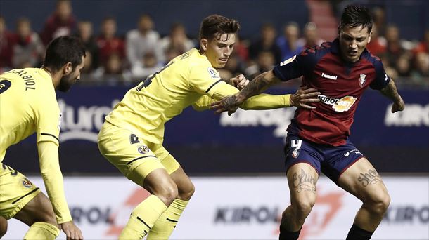 Chimy Ávila defendido por un jugador del Villarreal