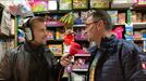 Dáni Alvarez con Carlos López, kioskero de Otxarkoaga