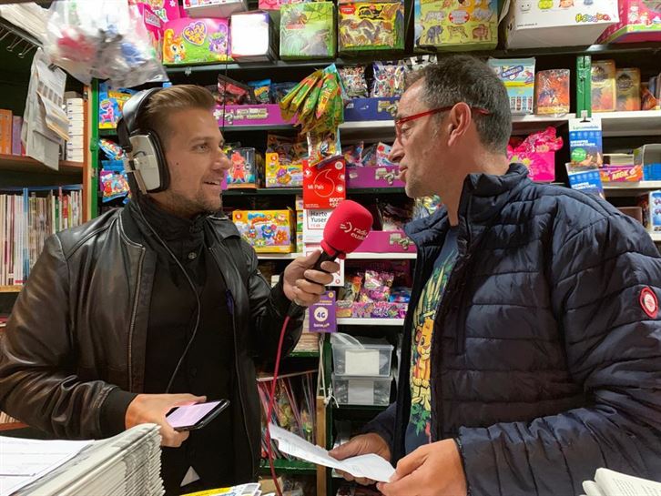 Dáni Alvarez con Carlos López, kioskero de Otxarkoaga