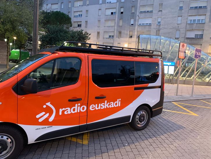 Unidad móvil de Radio Euskadi en Otxarkoaga